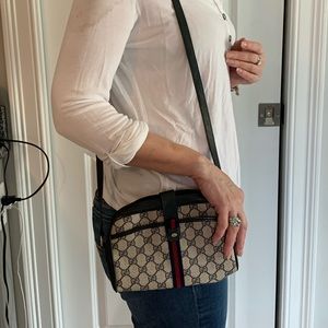 Gucci shoulder bag Bought in the Bahamas. Like New